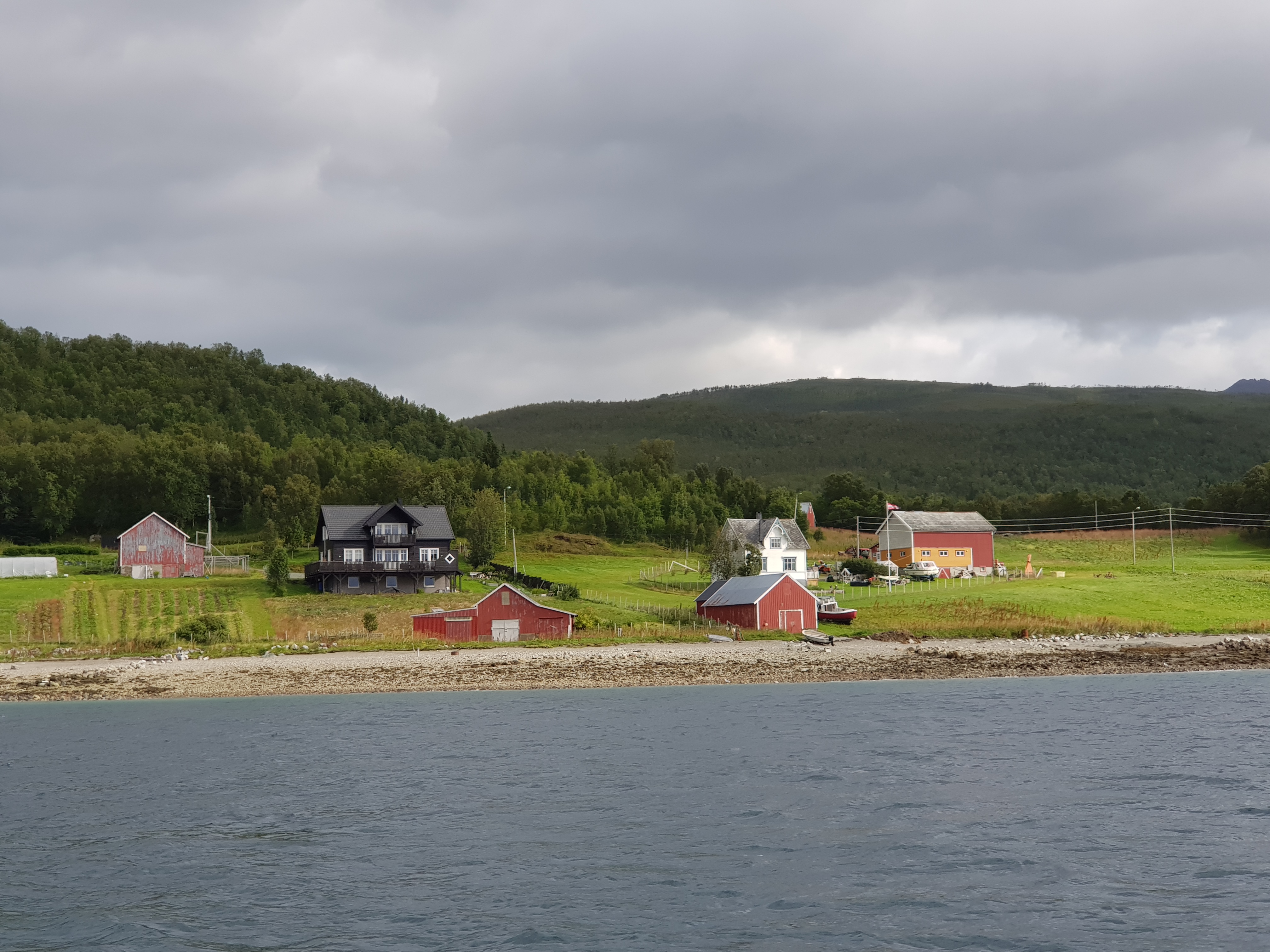 X Landschaft mit Wasser